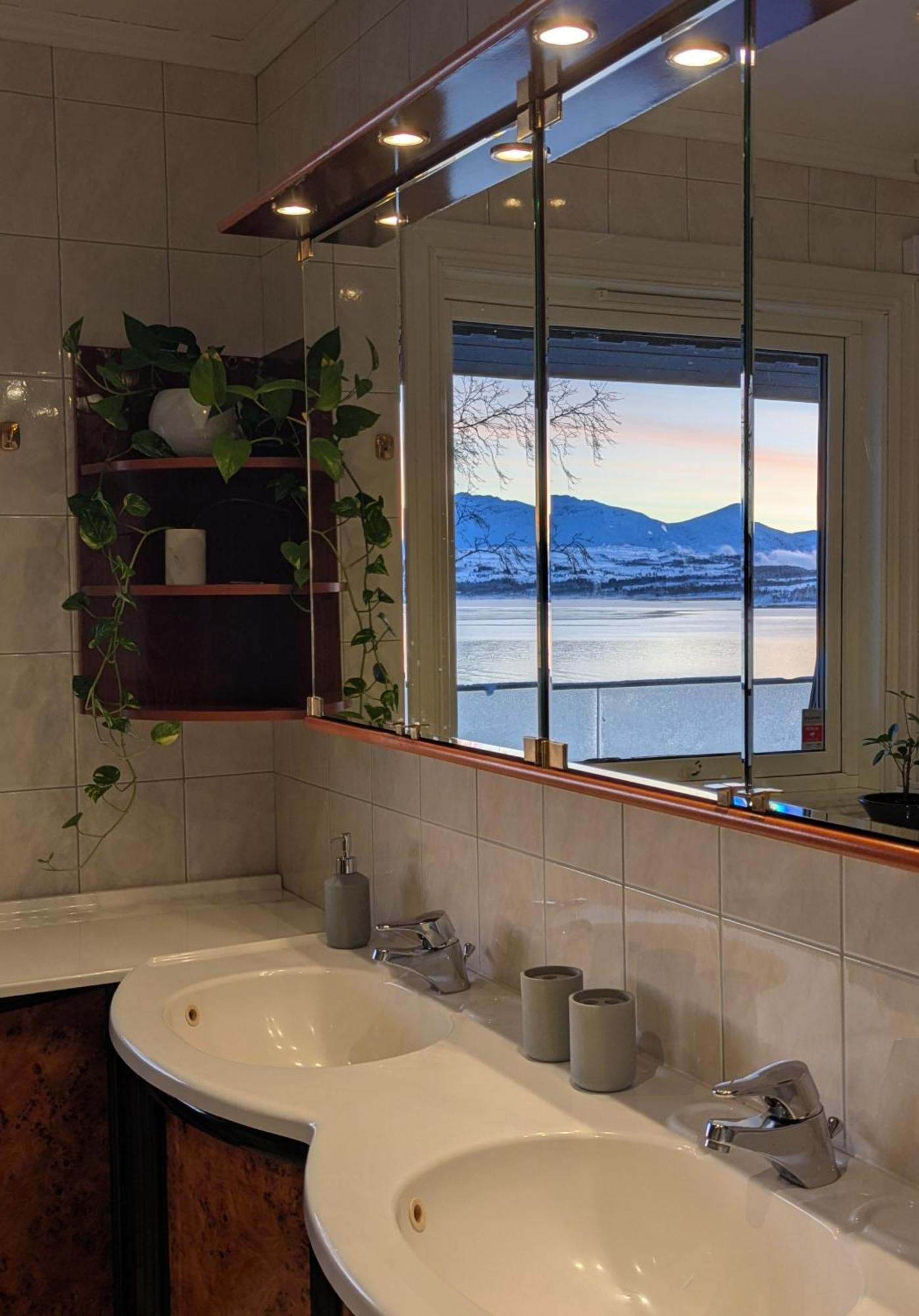 Hus Med Egen Strandlinje Tromsø Zewnętrze zdjęcie